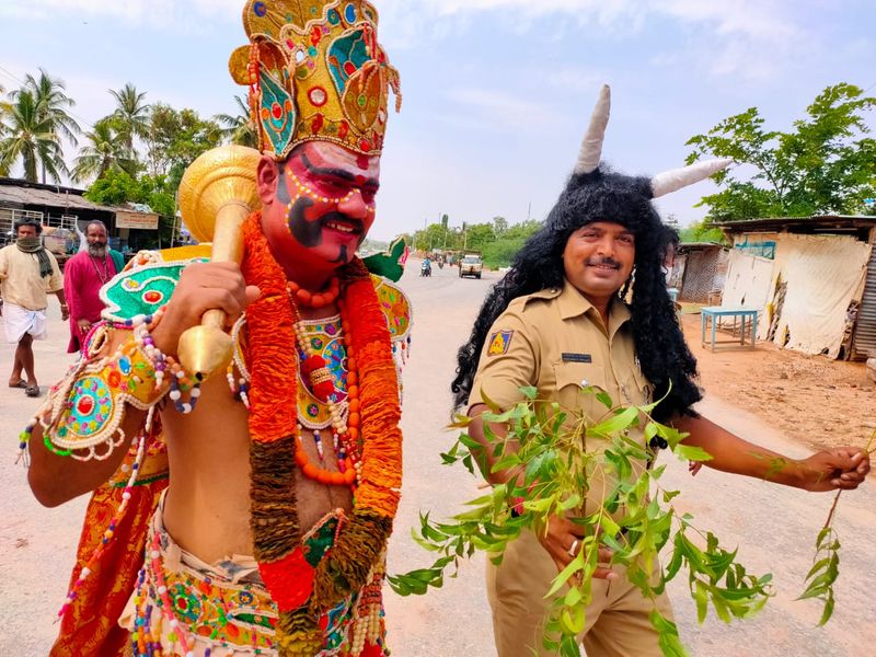 COVID 19 Yamaraj warns bikers at Karnataka Koppal, tightens noose around their necks