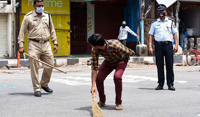 यह तस्वीर गुवाहाटी की है। सड़क पर थूकने वाले एक युवक से पुलिस ने साफ-सफाई कराई।