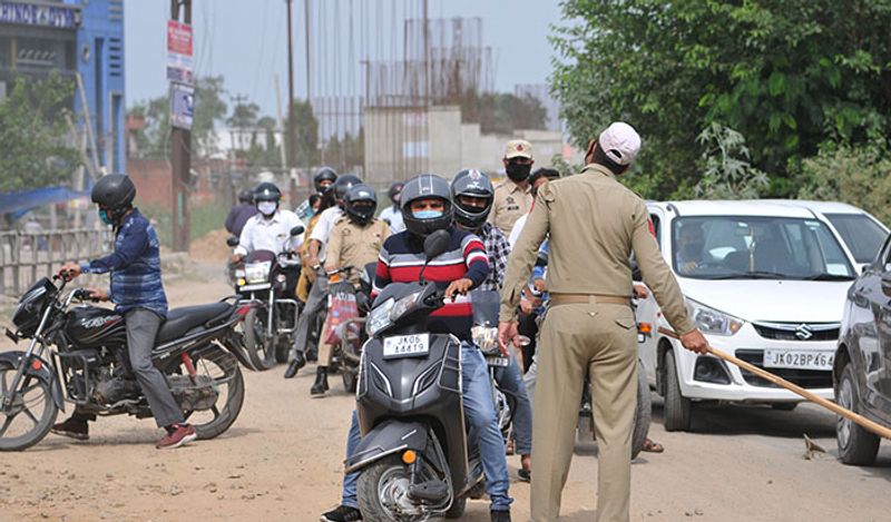 यह तस्वीर जम्मू की है। ऐसे लोग ही कोरोना संक्रमण की वजह बने हैं। ऐसे में पुलिस अगर सख्त हो रही, तो क्या गलत।