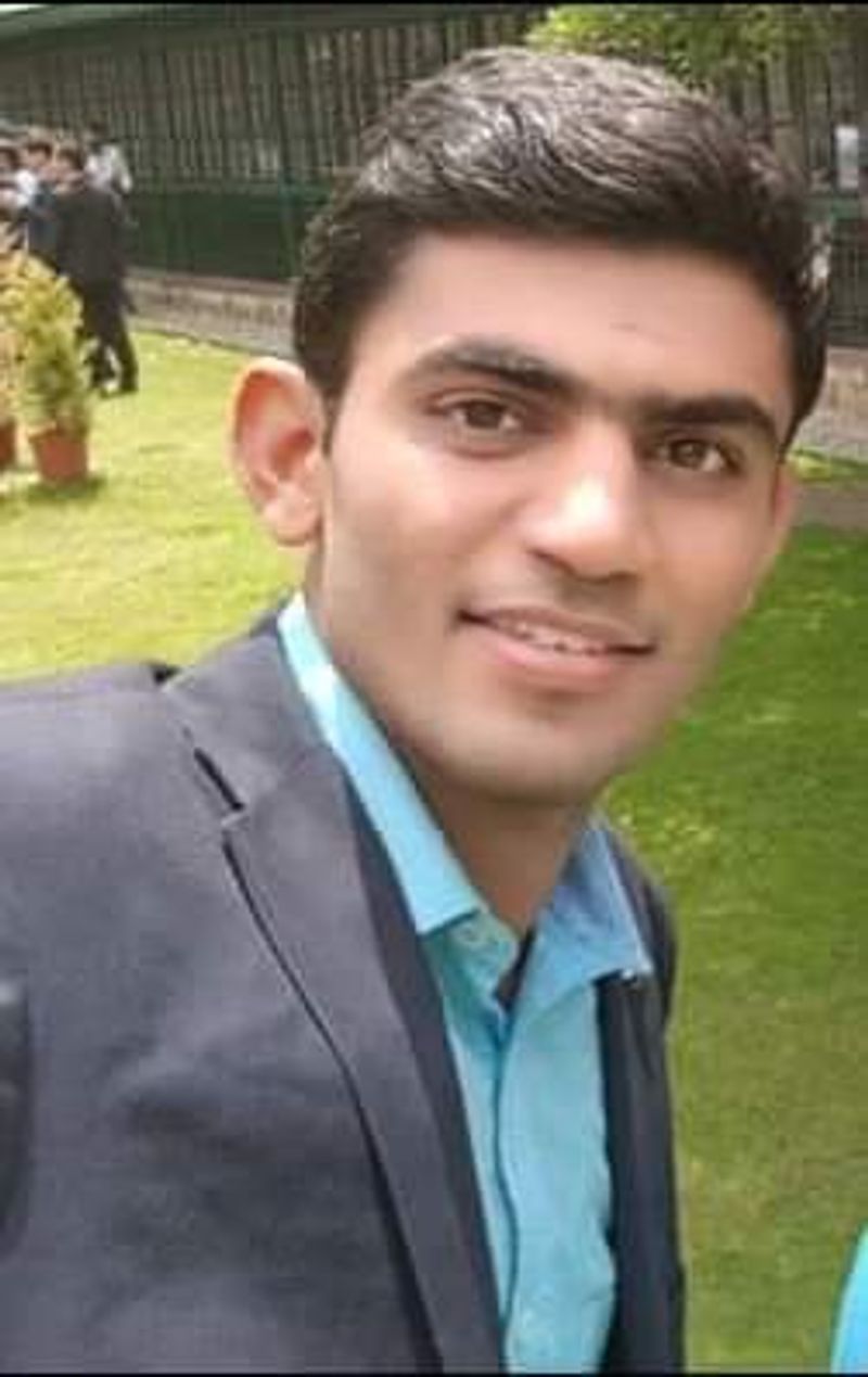 नोटस् बनाए-
मैंने अपने वैकल्पिक विषय के छोटे नोट्स बनाए जो सिर्फ सारांश-प्रकार (summary kind of) के थे। मेरे अनुसार, हमें केवल जटिल विषयों के लिए नोट्स बनाने की कोशिश करनी चाहिए। मैंने अधिक से अधिक revision किया ताकि मैं चीजों को याद कर सकूं. परीक्षा के दौरान सामग्री को रिवाइज करने के कई फायदे हैं, यह गति और लिखावट में सुधार करने में मदद करता है। इसी कारण से मैंने अपने नोट्स को छोटे रूप में तैयार किया।