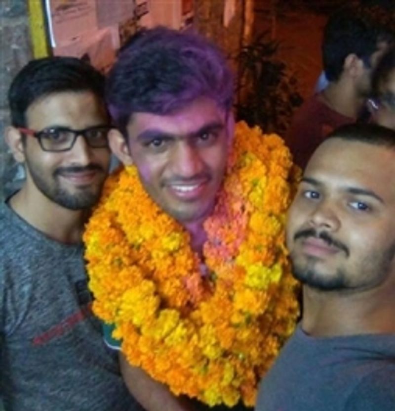 मेन्स की तैयारी कैसे की?
मैंने पहले अटेंप्ट में बहुत ज्यादा पढ़ा था और दूसरे अटेंप्ट में बहुत ज्यादा लिखा था। पेपर में बहुत लिमिटेड टाइम और स्पेस होता है। सिलेबस पूरा करना चाहिए। जितना आपने पढ़ा है उसे बार बार रिवाइज जरूर करना चाहिए। पहली अटेंप्ट में मेरा आठ मिनट में उत्तर नहीं सिमट पा रहा था। प्रश्न के उत्तर 25-300 से ऊपर जा रहे थे। टाइम मैनेजमेंट खराब होने के चलते आगे के प्रश्न सोल्व नहीं हो पा रहे थे। दूसरे अटेंप्ट में मैंने शॉर्ट नोट बना लिए थे। इससे तय सीमा में उत्तर लिखने में काफी आसानी हुई।
