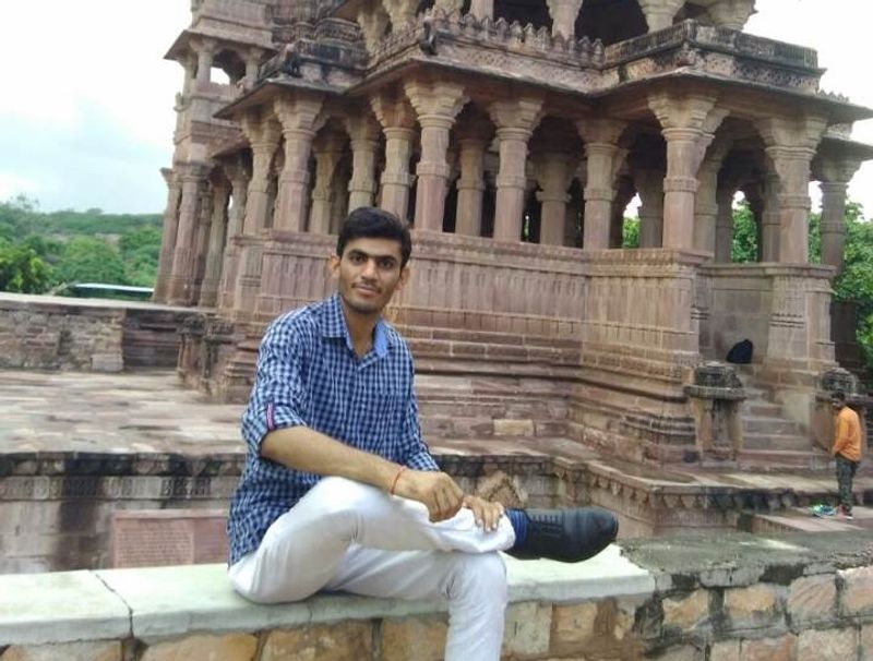 मेरा वैकल्पिक विषय हिंदी साहित्य था। मैं इस विषय में जेएनयू से एम.ए.ए. किया था, इसलिए इसे संभालना मेरे लिए बहुत आसान था। हालांकि, सभी वैकल्पिक विषय अच्छे हैं –सामग्री की उपलब्धता और उस विषय में आपकी रुचि किसी भी वैकल्पिक विषय को चुनने के लिए आधार होना चाहिए।