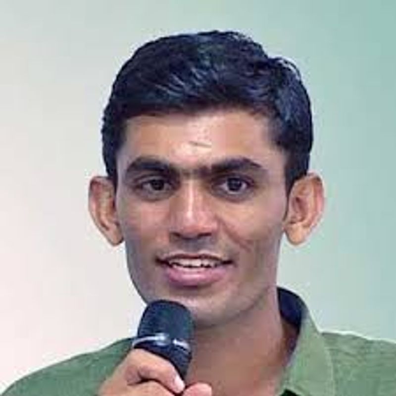 ग्रुप स्टडी बहुत जरूरी
गंगा ने बताया कि, मैंने विशेष रूप से अपने वरिष्ठ साथी और सहपाठियों के साथ जेएनयू में ग्रुप स्टडी का पालन किया। देश में चल रहे वर्तमान मामलों पर मेरी नज़र थी। मैंने विभिन्न कोचिंग संस्थानों द्वारा आयोजित कुछ mock interviews में भाग लिया, जिनमें से कुछ बहुत अच्छे थे। हालांकि, यूपीएससी और कोचिंग संस्थान द्वारा आयोजित साक्षात्कार पूरी तरह से अलग थे, लेकिन किसी परीक्षार्थी को कम से कम एक या दो मॉक इंटरव्यूजरूर देना चाहिए, इससे confidence बढ़ता है। 
