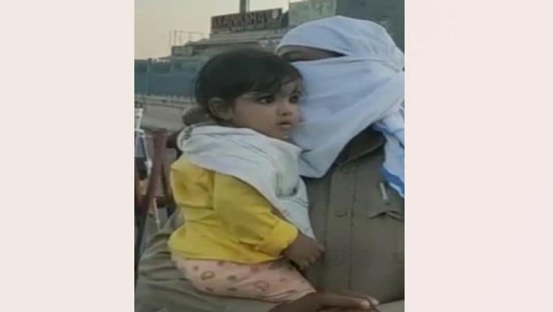 महिला सिपाही सीमा यादव के एक 9 माह की बेटी है। बेटी की देखभाल करना और लॉकडाउन में ड्यूटी कर अपना फर्ज निभाना दोनों इस महिला सिपाही के लिए आवश्यक है। 