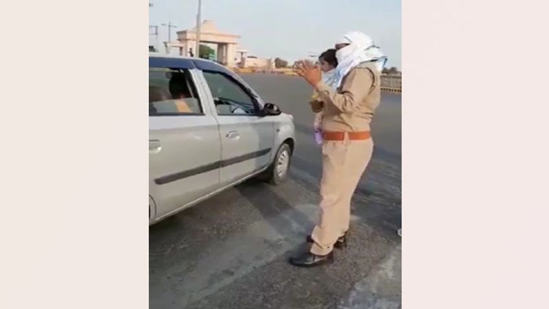ऐसे में इस महिला सिपाही ने बेटी को गोद में लेकर ही ड्यूटी करने का फैसला कर लिया। महिला सिपाही बेटी को गोद में लेकर अपनी ड्यूटी पूरी मुस्तैदी से निभा रही है। 