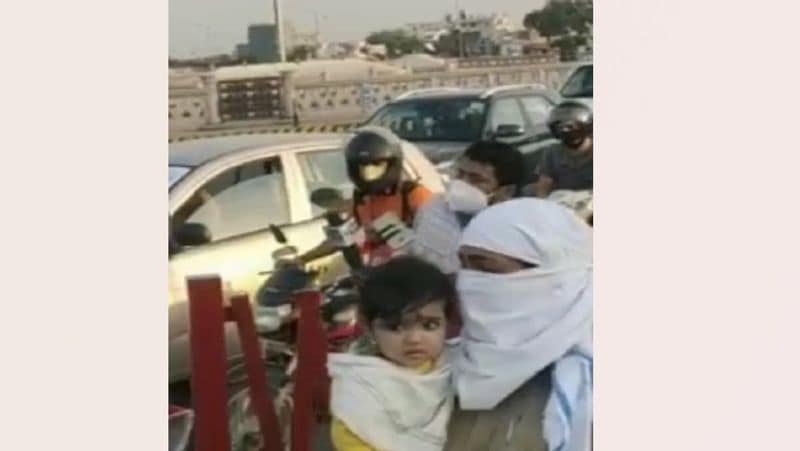 इस समय सिपाही सीमा यादव की ड्यूटी राजधानी लखनऊ के 1090 चौराहे पर लगी है। 1090 चौराहा लखनऊ का काफी भीड़भाड़ वाला इलाका है। हांलाकि इस समय लॉकडाउन के कारण लोगों की आवाजाही कम हुई है। लेकिन यहां ड्यूटी करने वाले पुलिस कर्मियों को काफी मुस्तैदी से अपनी ड्यूटी निभा रही है।
