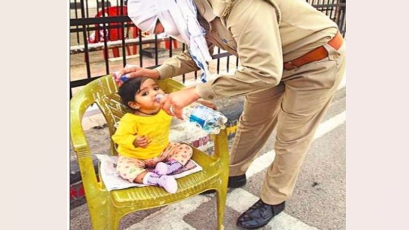 महिला सिपाही के इस कार्य की हर तरफ तारीफ हो रही है। उधर से गुजरने वाले लोग उसकी तरफ देखकर उसकी प्रशंसा कर रहे हैं। लेकिन सिपाही सीमा यादव किसी भी तरह की लापरवाही नहीं बरत रही हैं। वह बिना पास वाली हर गाड़ी को रोक कर उसके बारे में पूंछ रही हैं। इस दौरान मासूम नन्ही बेटी भी उनके गोद में रहती है। 