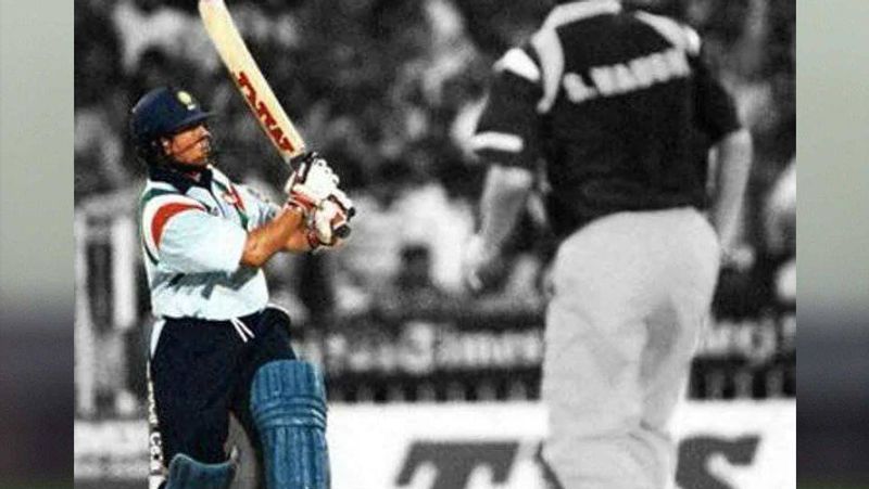 सचिन ने इस मैच में शेन वार्न की जमकर पिटाई की थी। इस मैच में उन्हें कोई विकेट भी नहीं मिला था। 