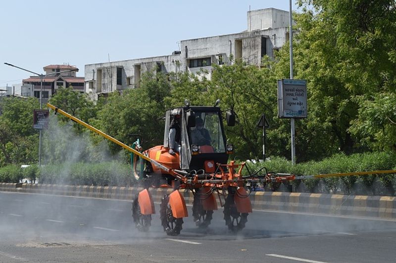 पुलिस, डॉक्टर सब कोरोना संक्रमित
अहमदाबाद में डॉक्टर, पुलिसकर्मी और पैरामेडिकल कर्मचारी भी कोरोना की चपेट में हैं। 22 अप्रैल तक के आंकड़ों को देखें तो 15 से अधिक कर्मचारी, 32 पुलिसकर्मी और 30 डॉक्टर सहित 50 से अधिक पैरामेडिकल कर्मचारी कोरोना की चपेट में हैं। 