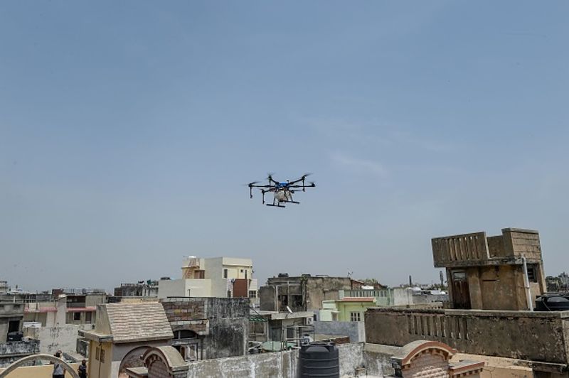 गुजरात को मिले 24,000 रैपिड टेस्टिंग किट
गुजरात को 17 अप्रैल तक भारत सरकार से 24,000 रैपिड टेस्टिंग किट मिली हैं। ये किट कंटेनमेंट जोन, हाई-रिस्क जोन में गहन परीक्षण के लिए सहायक होंगे। 