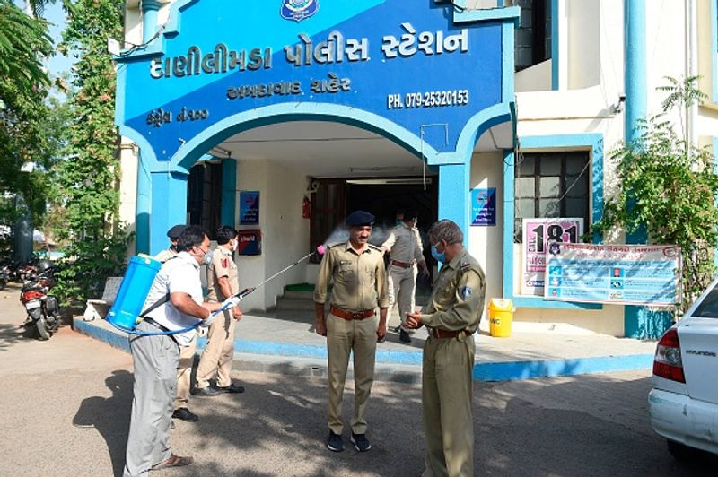 14 अप्रैल को गुजरात के मुख्यमंत्री विजय रूपाणी ने कांग्रेस विधायकों के साथ एक बैठक की थी। इसमें शामिल विधायकों में से एक का कोरोना टेस्ट पॉजिटिव आया था।