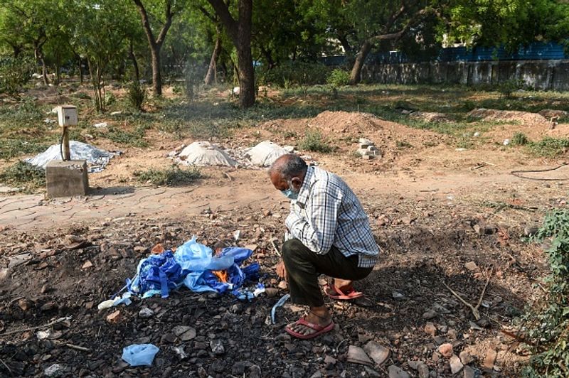 पुराना अहमदाबाद और दानी लिमडा सबसे ज्यादा संक्रमित
अहमदाबाद में कोरोना पॉजिटिव की संख्या ज्यादा होने पर सीएम विजय रूपाणी ने कहा था, अहमदाबाद में 350 से अधिक कोरोनो वायरस पॉजिटिव केस हैं। इसका मतलब है कि गुजरात में 50% से अधिक मामले अहमदाबाद के हैं और विशेष रूप से मामले दीवार वाले शहर और दानी लिमडा एरिया से हैं।