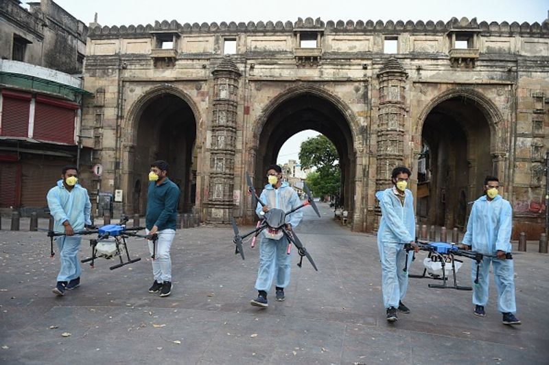 गुजरात में सिर्फ 139 लोग ठीक हुए हैं
महाराष्ट्र के बाद गुजरात में कोरोना सबसे ज्यादा कहर बरपा रहा है। यहां संक्रमित मरीजों की संख्या तो बढ़ी ही है, लेकिन यहां पर सिर्फ 139 लोग ही बीमारी से ठीक हुए हैं।