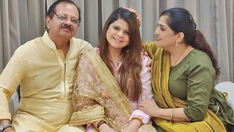बता दें कि सीरियल 'कुसुम' में रुचा गुजराती ने नौशीन अली सरदार की बेटी का किरदार निभाया था। इस सीरियल के जरिए रुचा ने खूब सुर्खियां बटोरी थीं।