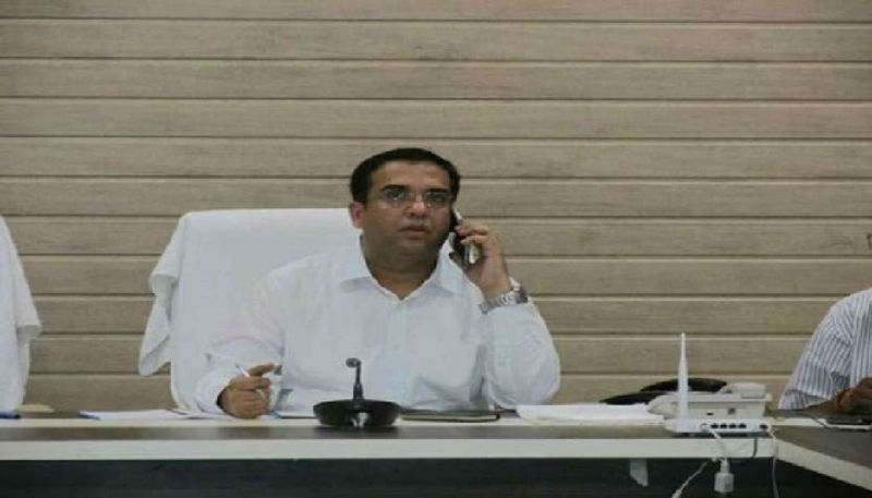 डीएम ने दूर से ही पसीने में तरबतर होकर कटाई का काम कर रहे मजदूरों को देख अपनी गाड़ी रुकवा दी और नीचे उतर आए। काफिला रुकते ही अन्य अधिकारी भी अपने वाहनों से नीचे उतर आए।