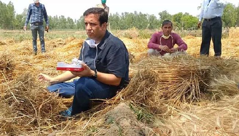 जब तक कोई कुछ समझ पाता, तब तक डीएम ने अपने अर्दली से गाड़ी में रखे लंच पैकेट लाने का आदेश दिया। इसके साथ ही वह खेत में काम कर रहे मजदूरों की ओर चल दिए। 