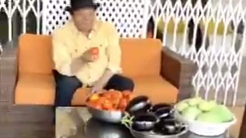 धर्मेंद्र ने बताया- 'टमाटर, बैंगन को देखिए, भरपूर सब्जियां सब कुछ तो होता है, कभी-कभी सोचता हूं यहां स्टॉल खोल लूं, मजाक कर रहा हूं। खुश रहो बच्चों, अच्छा लगता है, आजकल घूमने को तो मिलता नहीं, लेकिन इस काम मैं लगा रहता हूं।' वीडियो उन्होंने कैप्शन में लिखा, 'फिल्म शूटिंग से ज्यादा मजा आ रहा है धरती पुत्र, धर्मेंद्र को यहां। आपके प्यार के लिए धन्यवाद।'