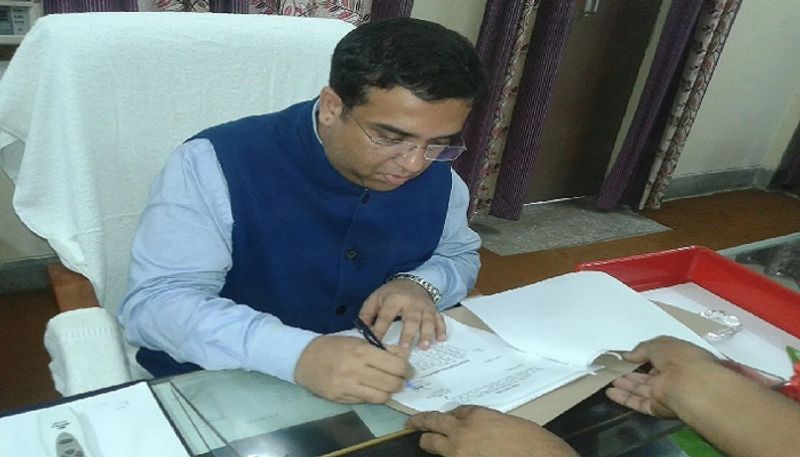 डीएम के साथ बैठकर लंच कर चुके मजदूरों को अब भी विश्वास नहीं हो रहा है। आपको बता दें कि कोरोना की लड़ाई में पीलीभीत को जिला प्रदेश का मॉडल सीएम पहले ही घोषित कर चुके है। इसके अलावा उन्होंने डीएम की भी मुक्त कंठ से प्रशंसा की थी। 