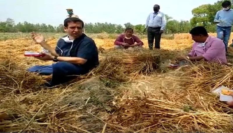पहले तो डीएम से मजदूर बात करने में हिचक रहे थे। हालांकि डीएम ने लंच के दौरान फिजिकल डिस्टेंस का पूरा ख्याल रखा। इसके साथ मजदूरों की समस्या पूछते हुए उन्हें संक्रमण से बचने का पाठ भी पढ़ाया।
