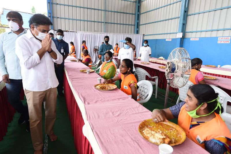 <p><br />
ఇప్పుడు కేటీఆర్ ను సీఎం చేయకపోతే భవిష్యత్తులో ఆయనకు సీఎం పదవిని కట్టబెట్టలేమనే చర్చ కూడ లేకపోలేదు. ఈ ఏడాది ఏప్రిల్ లోపుగా కేటీఆర్ కు సీఎం పగ్గాలను అప్పగించే అవకాశం ఉందనే ప్రచారం సాగుతోంది.</p>