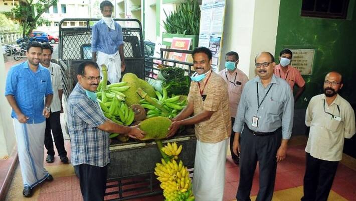 Govt Employee donated vegetable to the health workers Govt Employee donated vegetable to the health workers