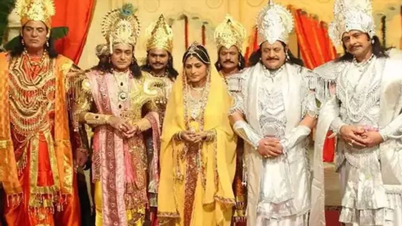 बता दें कि जूही चावला भी महाभारत का हिस्सा हो सकती थीं। उन्हें सीरियल में द्रौपदी का रोल दिया गया था लेकिन उस समय जूही को आमिर खान के साथ फिल्म कयामत से कयामत तक में काम करना था। इसके चलते ये रोल रूपा गांगुली को मिल गया।