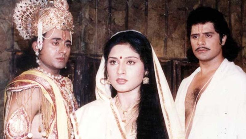 सीन शूट से पहले रूपा गांगुली से मेकर्स ने कहा था कि वे खुद को उसी मिजाज में लेकर जाएं जब किसी महिला को बालों से खींचकर भरी सभा में लाया जाता है और उसका वस्त्र हरण जाता है। रूपा ने इसकी तैयारी की थी और सीक्वेंस शूट होते वक्त वह बहुत ज्यादा भावुक हो गई थीं।