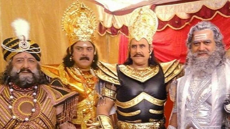महाभारत को बीआर चोपड़ा और उनके बेटे रवि चोपड़ा ने मिलकर डायरेक्ट किया था। बीआर चोपड़ा की महाभारत की सफलता के पीछे का कारण थी उसकी स्टारकास्ट। ये शो 2 अक्टूबर 1988 को शुरू हुआथ और घर-घर में पॉपुलर हुआ था। 