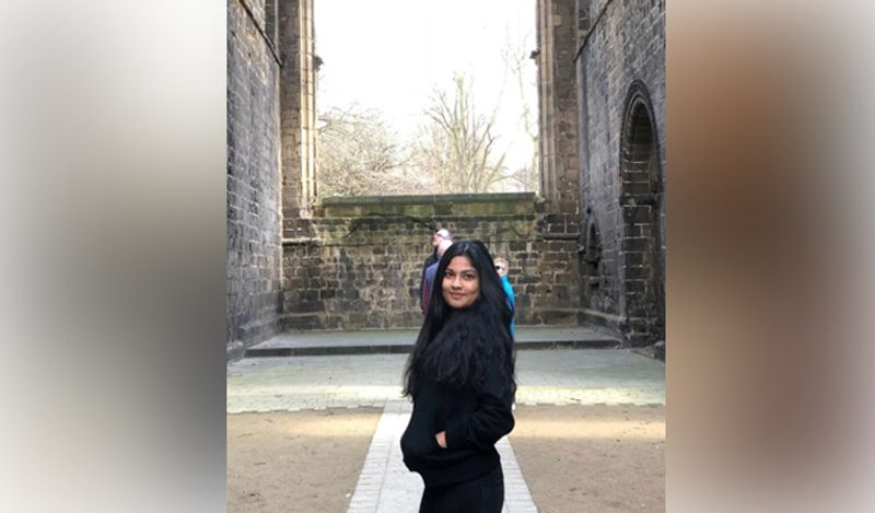 यूके से लौटी अबिरमय कोमरास्वामी नाम की लड़की ने सोशल मीडिया पर अपने क्वारेंटाइन में बिताए लम्हों की तस्वीर शेयर की है।
