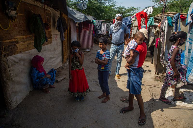 धारावी में बड़ी संख्या में कामगार और मजदूर रहते हैं। यहां दस हजार से ज्यादा मैन्युफैक्चरिंग यूनिट्स हैं। यहां घर-घर में जींस, रेडीमेड कपड़े, लेबलिंग, प्लास्टिक और लैदर का होलसेल काम होता है।