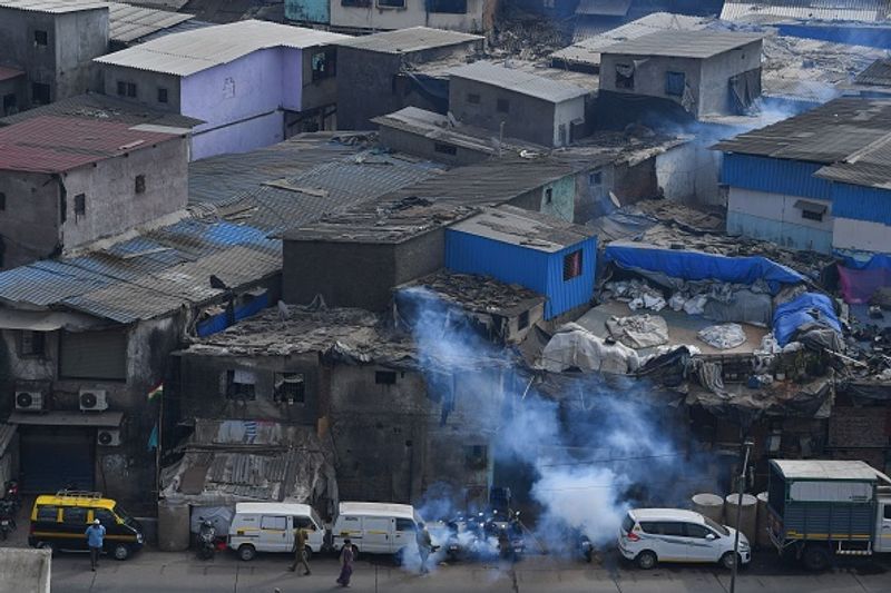 धारावी में कोरोना महामारी की गंभीरता पर बीएमसी ने खुद कहा था कि अगर धारावी में संक्रमण रोकने के लिए पुख्ता इंतजाम नहीं किया गया तो समस्या बढ़ सकती है।