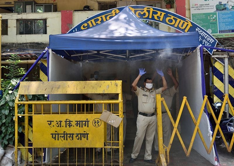 भारत में अब तक कोरोना के 21456 मामले सामने आ चुके हैं। वहीं, 682 लोगों की मौत हो चुकी है। हालांकि, भारत में राहत की यह बात है कि यहां अब तक 4382 लोग ठीक हो चुके हैं। यहां कुल मरीजों में 80% मरीज गंभीर नहीं हैं। 