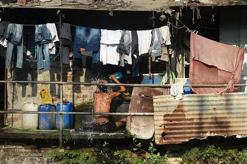 धारावी में एक पब्लिक टायलेट को रोजाना करीब 60 से 70 लोग इस्तेमाल करते हैं। इसलिए यहां पर कोरोना संक्रमण का खतरा बढ़ने के ज्यादा संभावना है।