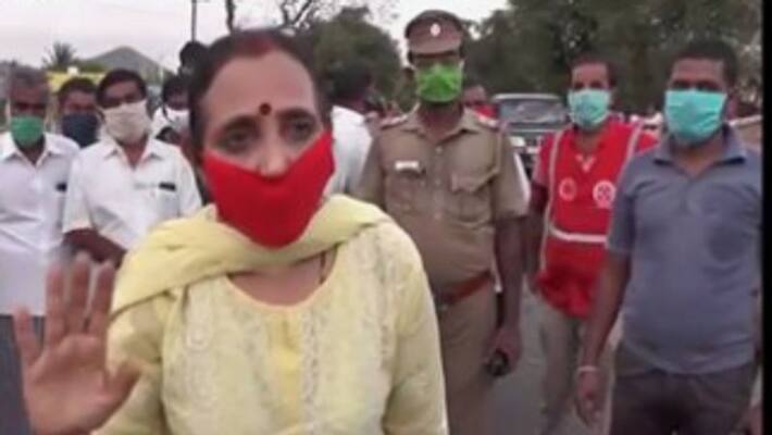 dmk mla poongothai protested for isolating kadayanallur people in her constituency who went to melapalayam dmk mla poongothai protested for isolating kadayanallur people in her constituency who went to melapalayam