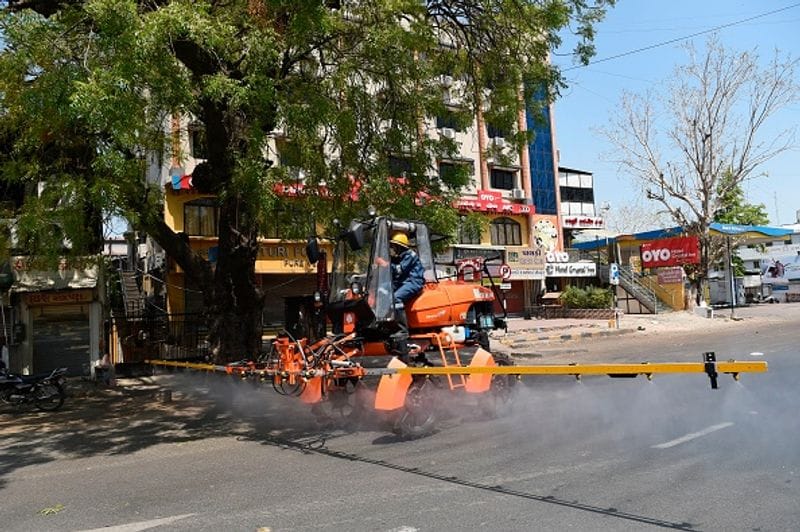 केरल में सबसे ज्यादा 75% रिकवरी रेट
अगर राज्य के हिसाब से तुलना करें तो केरल में कोरोना के 75% रोगियों को ठीक किया जा चुका है। यहां अब तक दर्ज किए गए 427 मामलों में से 307 ठीक हो गए हैं और 3 व्यक्तियों की मौत हो गई है। 