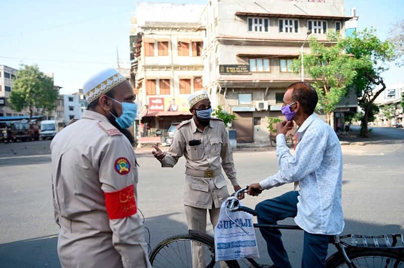 अहमदाबाद, सूरत और वड़ोदरा में ज्यादा केस
गुजरात के 3 शहरों अहमदाबाद, सूरत और वड़ोदरा जैसे प्रमुख शहरों में रिकवरी रेट बहुत कम है। यहां क्रमशः 1,434, 364 और 207 केस हैं। गुजरात के इन तीन शहरों में राज्य के कुल मामलों का 88% है। 