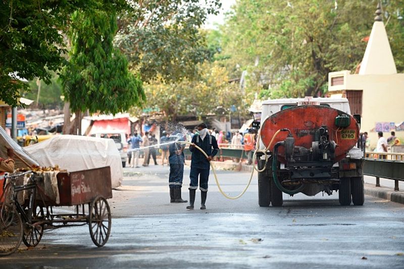 पुराना अहमदाबाद और दानी लिमडा सबसे ज्यादा संक्रमित
अहमदाबाद में कोरोना पॉजिटिव की संख्या ज्यादा होने पर सीएम विजय रूपाणी ने कहा था, अहमदाबाद में 350 से अधिक कोरोनो वायरस पॉजिटिव केस हैं। इसका मतलब है कि गुजरात में 50% से अधिक मामले अहमदाबाद के हैं और विशेष रूप से मामले दीवार वाले शहर और दानी लिमडा एरिया से हैं।