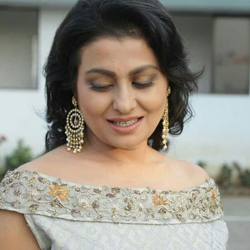 actress jaya pattacharya release the shave head video