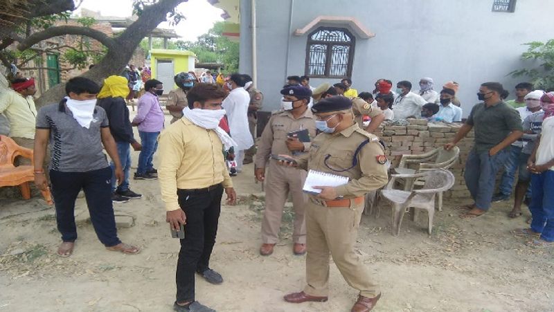 आरोप है कि उसने अपनी मां बागेश्वरी देवी पत्नी रामदेव (70) के सिर पर कुल्हाड़ी से वार कर हत्या कर दी। इसके बाद फरार हो गया। हालांकि लोगों को शक न हो के कारण वापस आ गया।
