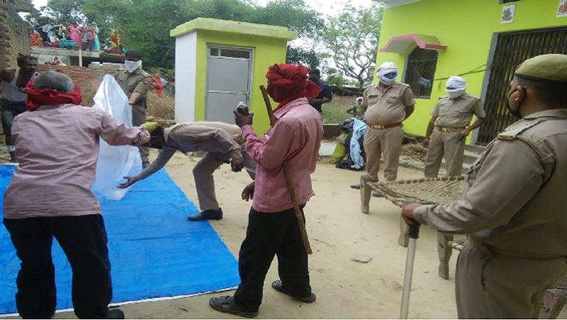 गांव के लोगों की सूचना पर पहुंची पुलिस ने लालचंद्रपाल को हिरासत में ले लिया। सख्ती से पूछताछ की तो उसने सारा जुर्म कबूल दिया। 