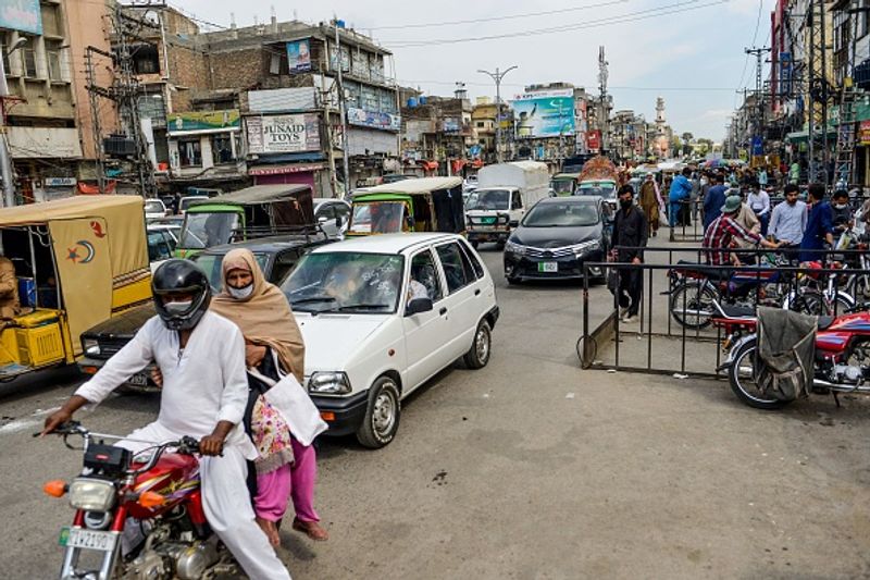 पाकिस्तान में कोरोना को फैलने से रोकने के लिए लॉकडाउन लगाया गया है। लेकिन रमजान के चलते यहां बाजारों में भीड़ देखने को मिल रही है। लोग बड़ी संख्या में बाजार में खरीददारी के लिए आ रहे हैं।