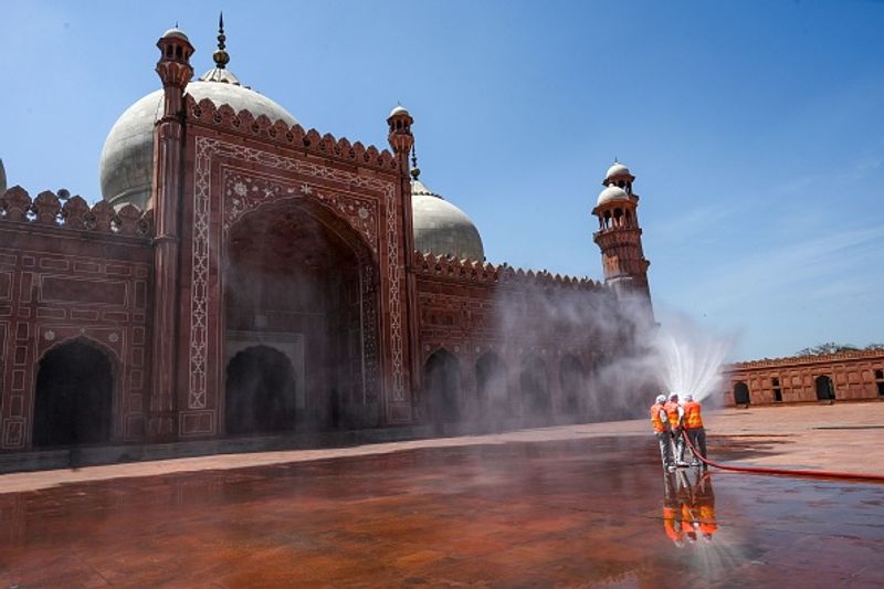 यहां मस्जिदों को सैनिटाइज किया जा रहा है। लेकिन विशेषज्ञों का मानना है कि सरकार कितने भी प्रयास कर ले, लेकिन सामूहिक नमाज के दौरान सोशल डिस्टेंसिंग का पालन करना मुश्किल होगा। 