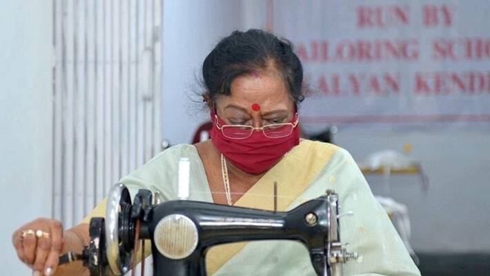 Presindetn Ram nath Kovind wife stitches face masks for Delhi shelter homes Presindetn Ram nath Kovind wife stitches face masks for Delhi shelter homes