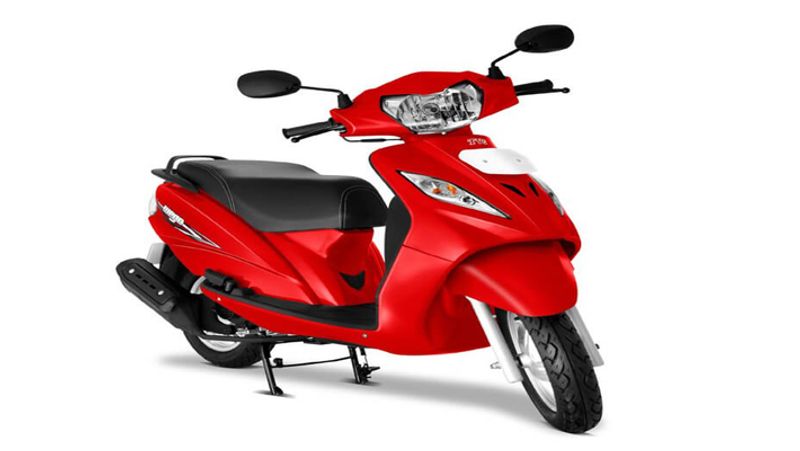 टीवीएस जुपिटर (TVS Jupiter)
टीवीएस के इस स्कूटी की डिमांड बहुत है इसकी प्रमुख वजह है इसकी माइलेज। कंपनी ने इसे सिंगल सिलेंडर वाले 109.7 सीसी इंजन के साथ लॉन्च किया है। सीवीटी ऑटो गियर बॉक्स दिया है। इसका माइलेज 62 किलोमीटर तक है।
कीमत- ये स्कूटर 67912 रुपये की शुरुआती कीमत के साथ खरीदा जा सकता है।