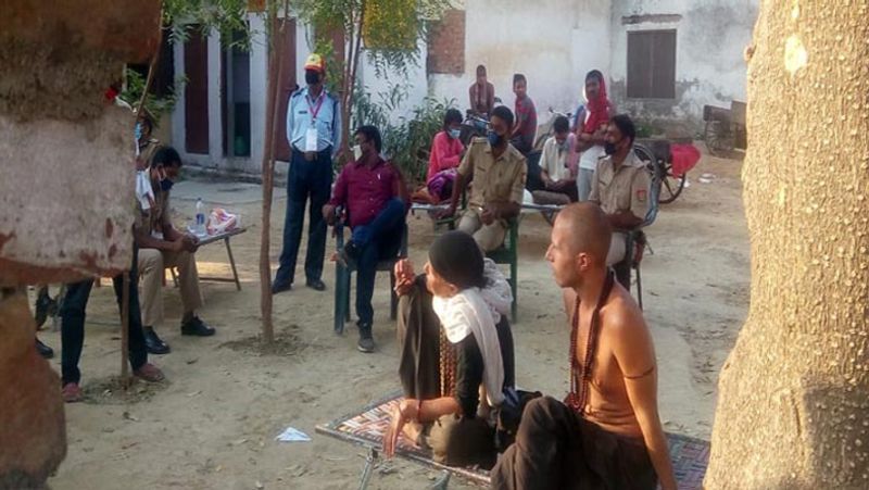 वाराणसी के रामनगर शेल्टर होम में चार विदेशी नागरिक क्वारंटाइन किए गए हैं। इन नागरिकों में तीन रूस और एक अमेरिका का है। 