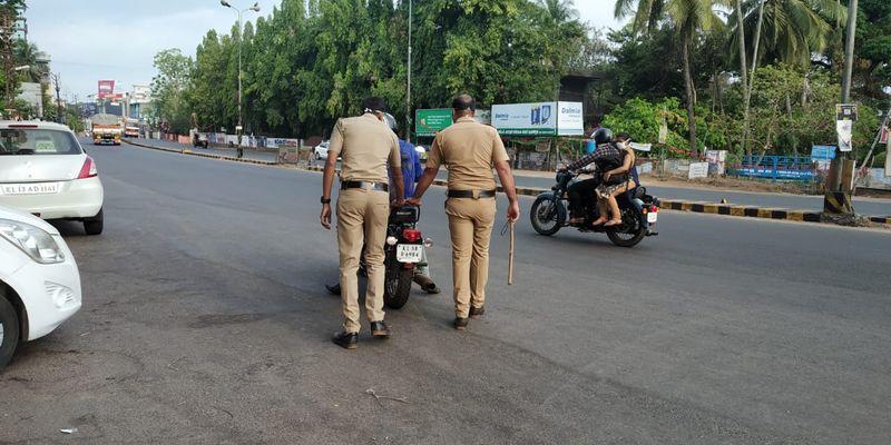 രോഗലക്ഷണങ്ങള് കാണിക്കാത്തവരില് രോഗം സ്ഥിരീകരിക്കുന്നത് ഏറെ ആശങ്കയാണ് സൃഷ്ടിച്ചിരിക്കുന്നത്.നഗരത്തില് കോപ്പറേഷനുമായി ബന്ധപ്പെട്ട് വീടുകളില് സാധനങ്ങളെത്തിക്കുവാനുള്ള സംവിധാനങ്ങളൊരുക്കും.