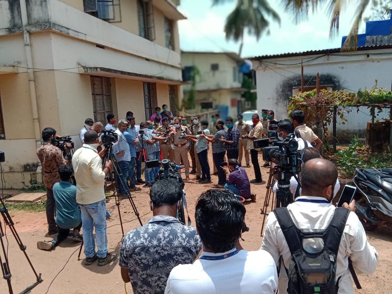 വീടുകളിലേക്ക് സാധനങ്ങളെത്തിതുടങ്ങുന്നതോടെ ആളുകള്ക്ക് പുറത്തേക്കിറങ്ങേണ്ട ആവശ്യമുണ്ടാകില്ലെന്നും കലക്ടര് പറഞ്ഞു.