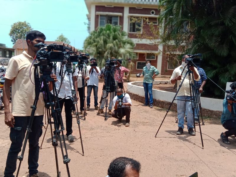 ഇതോടെ, ഉത്തരമേഖലാ ഐജി അശോക് യാദവ് നേരിട്ടിറങ്ങി ലോക് ഡൗൺ നിയന്ത്രണങ്ങൾ കർശനമാക്കി. എസ് പിമാരായ യതീശ് ചന്ദ്ര, നവനീത് ശർമ്മ എന്നിവരും പരിശോധയ്ക്ക് മുന്നില് നിന്നു.