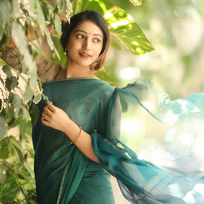 Actress Bommu Lakshmi photo Gallery