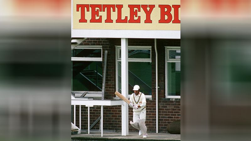 यह फोटो भी यॉर्कशायर और नॉटिंघमशायर के बीच मैच का है। साल 1992 में लीड्स के मैदान पर यह मैच खेला गया था।
